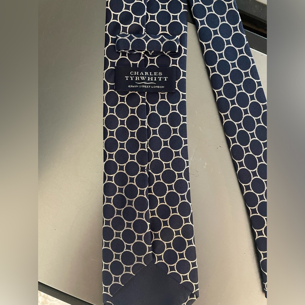 New (without tags) Charles Tyrwhitt Navy Blue circle pattern tie